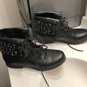 Black combat boots.!!